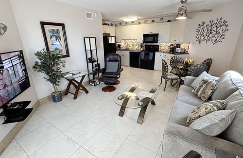 Seven Mile Beach Condo | Cayman Reef Resort 33 - Anchors Away