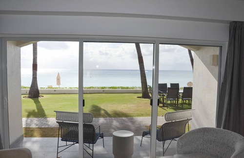 Seven Mile Beach Condo | Cayman Seven Mile Beach Front Condo Luxury Townhouse -Direct Walk-out to Beach!