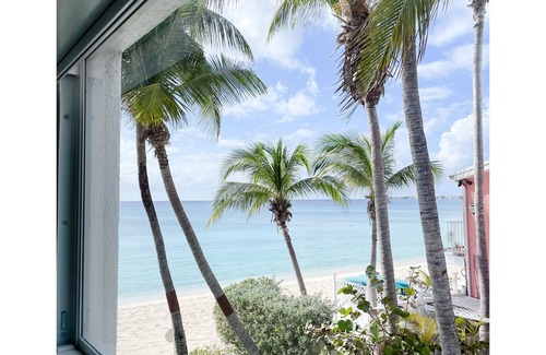 Seven Mile Beach Condo | Cayman Seven Mile Beach Front Condo Luxury Townhouse -Direct Walk-out to Beach!