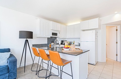 Cayucos House | Cayucos 2BR Bungalow Steps to Beach w/Shared Firepit Lounge & Outdoor Bar