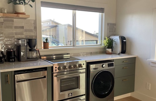 Cayucos Apartment | Cayucos Cottage Studio ll Modern Peak-A-Boo Ocean Views