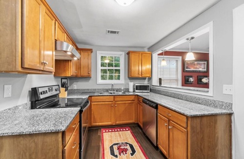 Rosewood House | CB90 Cottage: USC, Fort Jackson, Downtown Columbia
