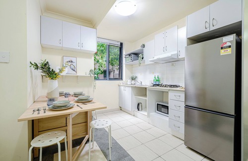 Chinatown Apartment | CBD 3br apt for 8 guests near Train & Shopping in Ultimo
