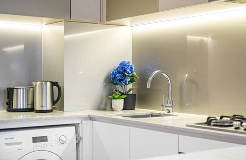 Melbourne Central Business District Apartment | CBD Elegance | 2BR Apt w/Pool, Gym & City Views