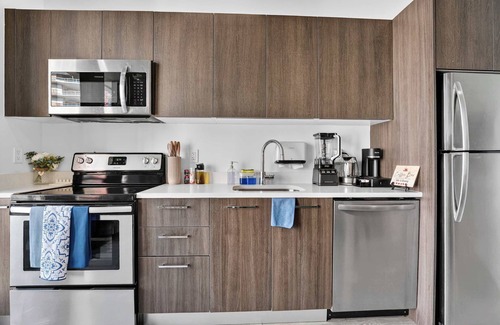Downtown Miami Apartment | CBD LuxePad Penthouse Studio 1 King Bed Gorgeous Bay Views, Pool. Hottub, Gym, R