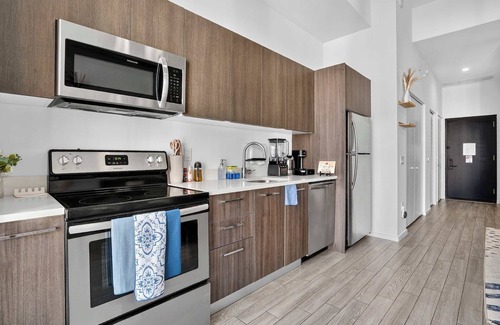 Downtown Miami Apartment | CBD LuxePad Penthouse Studio 1 King Bed Gorgeous Bay Views, Pool. Hottub, Gym, R