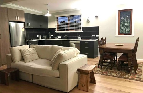 Dubbo Cottage | CBD luxury - near cafes, parks & art. Free bikes