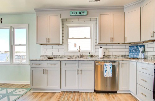 North Carolina Coast House | CD1103: Anchored Inn: Canal view, Dog Friendly, Boat Slip