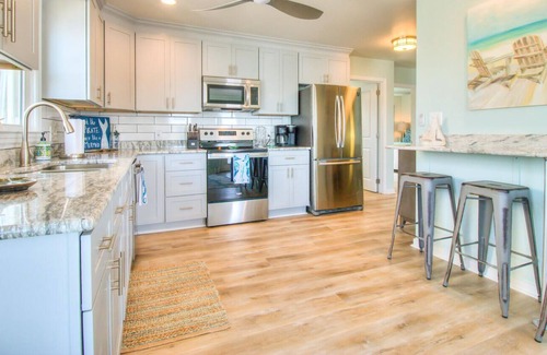 North Carolina Coast House | CD1103: Anchored Inn: Canal view, Dog Friendly, Boat Slip