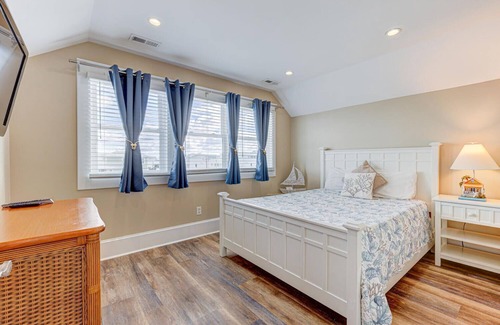 North Carolina Coast House | CD319: Graceful Lee: Canal Front, Boat Dock, Private Pool