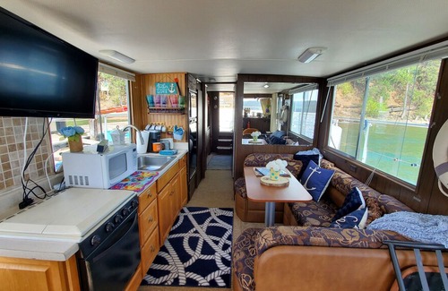Coeur d'Alene Boat Rental | CDA houseboat- unlike any other lakefront getaway!