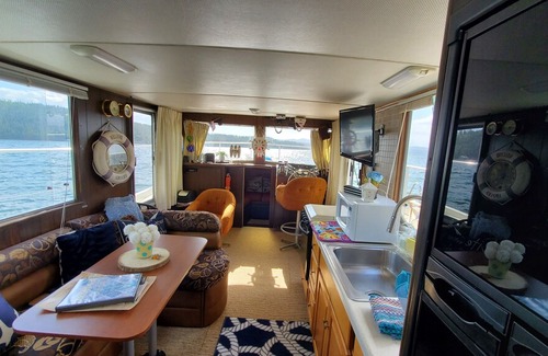 Coeur d'Alene Boat Rental | CDA houseboat- unlike any other lakefront getaway!