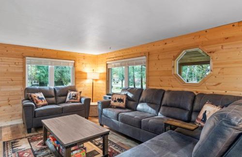 Ashford House | Cedar Cabin at Rainier Entrance-Hot Tub and Cinema