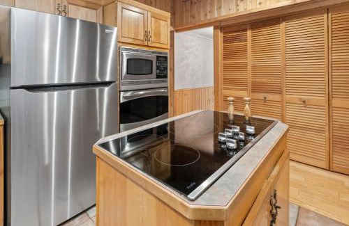 Ashford House | Cedar Cabin at Rainier Entrance-Hot Tub and Cinema