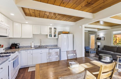 Tahoe Vista House | Cedar Chalet by Tahoe Getaways - 4BR Pet Friendly Home, Close to Lake