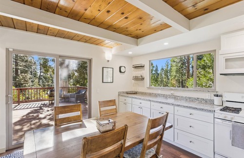 Tahoe Vista House | Cedar Chalet by Tahoe Getaways - 4BR Pet Friendly Home, Close to Lake