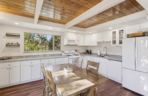 Tahoe Vista House | Cedar Chalet by Tahoe Getaways - 4BR Pet Friendly Home, Close to Lake
