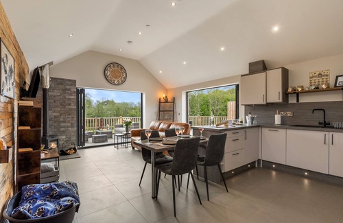 St. Florence Cottage | Cedar Cottage with hot tub