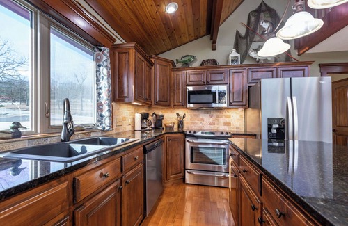 Branson House | Cedar Cove -Private Lake Front + Hot Tub -5 min to Branson Strip -Dogs ok w/fee!