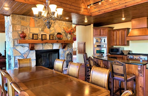 La Follette House | Cedar Creek Lodge TN - Norris Lake Waterfront Vacation Home in Deerfield Resort