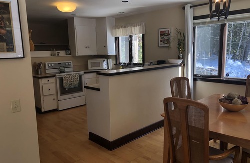 Carson House | Cedar Creek Sanctuary. 3br on Nat. Forest Land. Outdoor adventure basecamp.