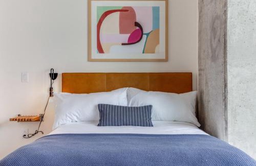 Rainey Street Historic District House | Cedar Door by AvantStay Brand New Condo Room in Austin w Amazing Amenities