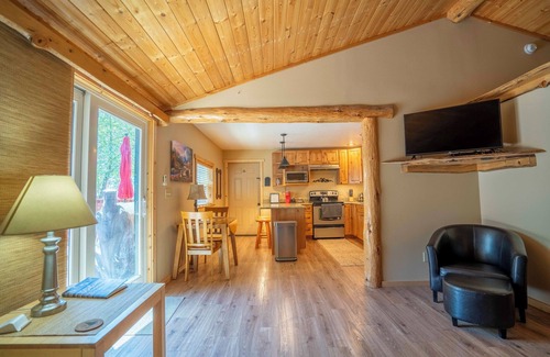 Enterprise House | Cedar Haven Cottage - Pet Friendly! Private BBQ, Deck & Yard