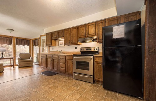 Farmington House | Cedar Lodge | 4BR, 2BA, Hot Tub, Fireplace, Private Yard