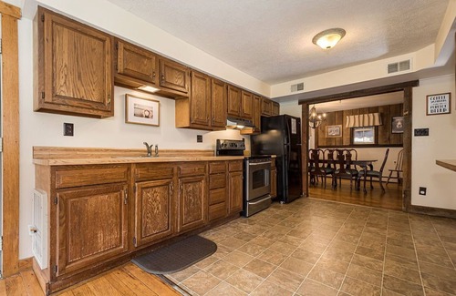Farmington House | Cedar Lodge | 4BR, 2BA, Hot Tub, Fireplace, Private Yard