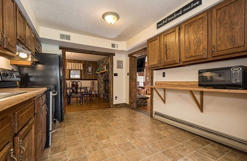 Farmington House | Cedar Lodge | 4BR, 2BA, Hot Tub, Fireplace, Private Yard