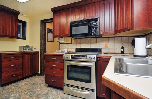 Buena Vista House | Cedar Lodge - private and spacious home - enjoy a cozy fire!