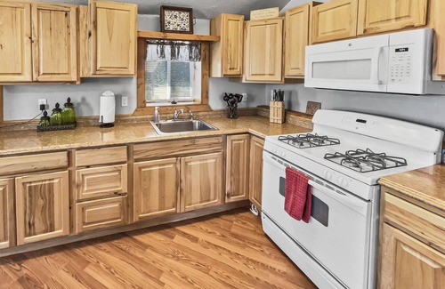 Montrose Cabin | Cedar Mountain Bunkhouse 2 Bedroom Cabin