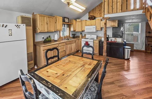 Montrose Cabin | Cedar Mountain Bunkhouse 2 Bedroom Cabin
