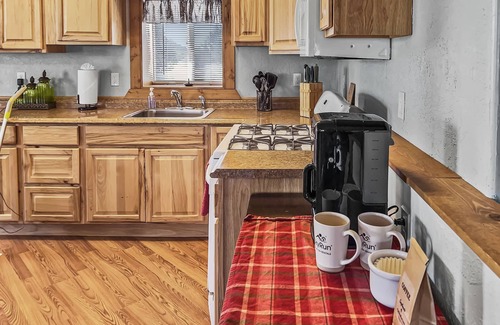 Montrose Cabin | Cedar Mountain Bunkhouse 2 Bedroom Cabin
