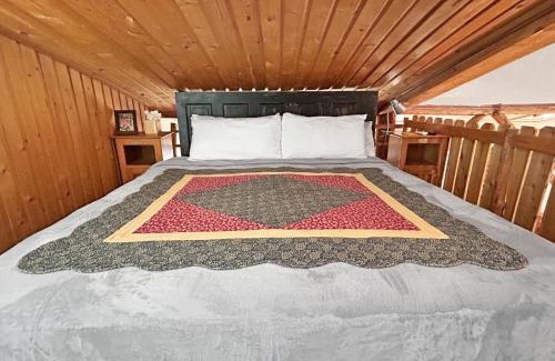Montrose House | Cedar Mountain Bunkhouse cabin