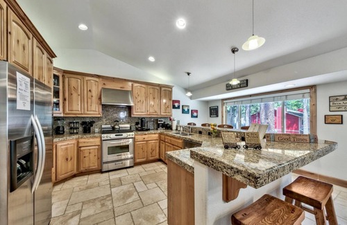 Al Tahoe House | Cedar Pine Cabin - Location, Walk to Beach, Dog Friendly