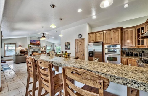 Al Tahoe House | Cedar Pine Cabin - Location, Walk to Beach, Dog Friendly