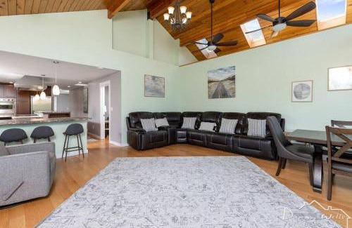 South Addition Apartment | Cedar Retreat; Downtown/trails/Westchester Lagoon