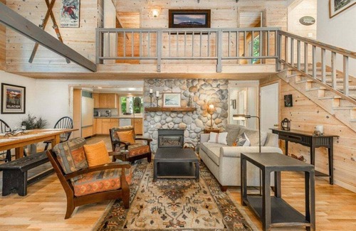 Tahoe Woods House | Cedar Retreat in Tahoe City - Hot Tub -close to town