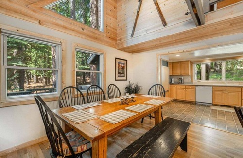 Tahoe Woods House | Cedar Retreat in Tahoe City - Hot Tub -close to town