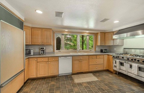 Tahoe Woods House | Cedar Retreat in Tahoe City - Hot Tub -close to town