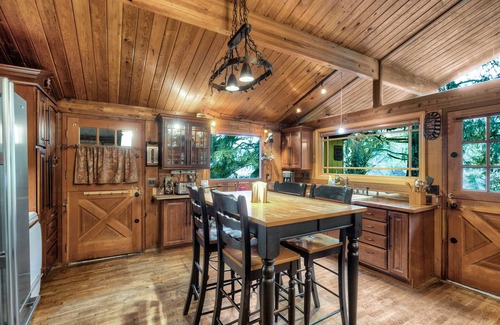 Gold Bar Cabin | Cedar-Stone River House: Cozy & whimsical w/hot tub under towering mountains