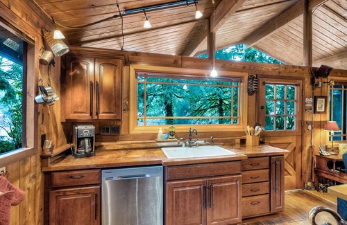 Gold Bar Cabin | Cedar-Stone River House: Cozy & whimsical w/hot tub under towering mountains
