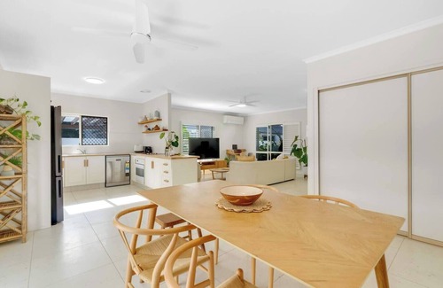 Palm Cove Villa | Cedar Villa A Designer Pool House by the Beach