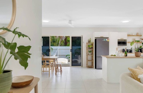 Palm Cove Villa | Cedar Villa A Designer Pool House by the Beach