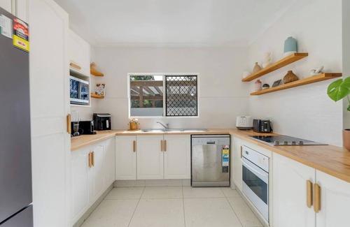 Palm Cove Villa | Cedar Villa A Designer Pool House by the Beach