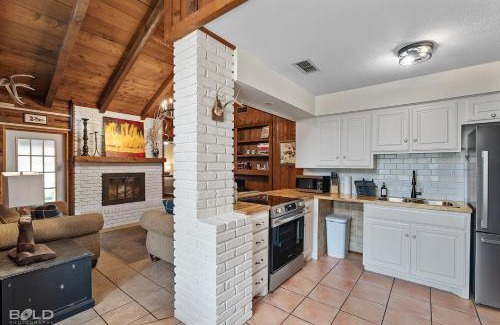 Uncertain House | Cedar Wood Lodge Entire Home, W Canoes & Kayaks