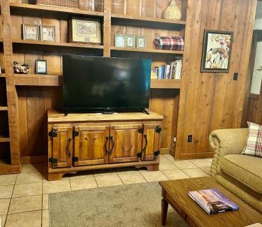 Uncertain House | Cedar Wood Lodge Entire Home, W Canoes & Kayaks
