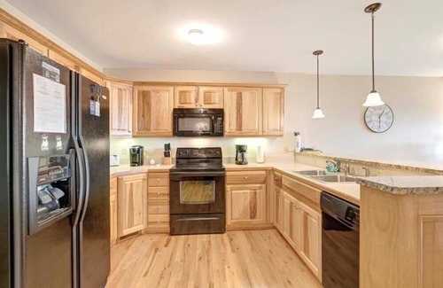 Banner Elk Condo | Cedar Woods RH2- Mountain View, 3 King Beds, Gated Resort, Indoor/Outdoor Pools and Hot Tub, Fitn.