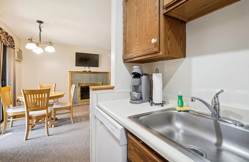 West Bridgewater Apartment | Cedarbrook Deluxe 1 bedroom Queen Suite with outdoor heated pool 102